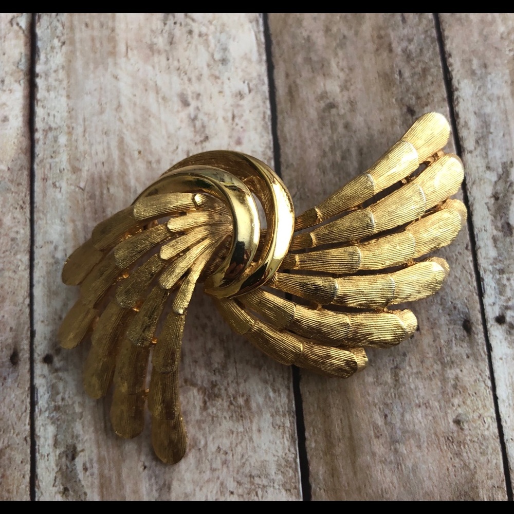 Vintage gold tone metal brooch